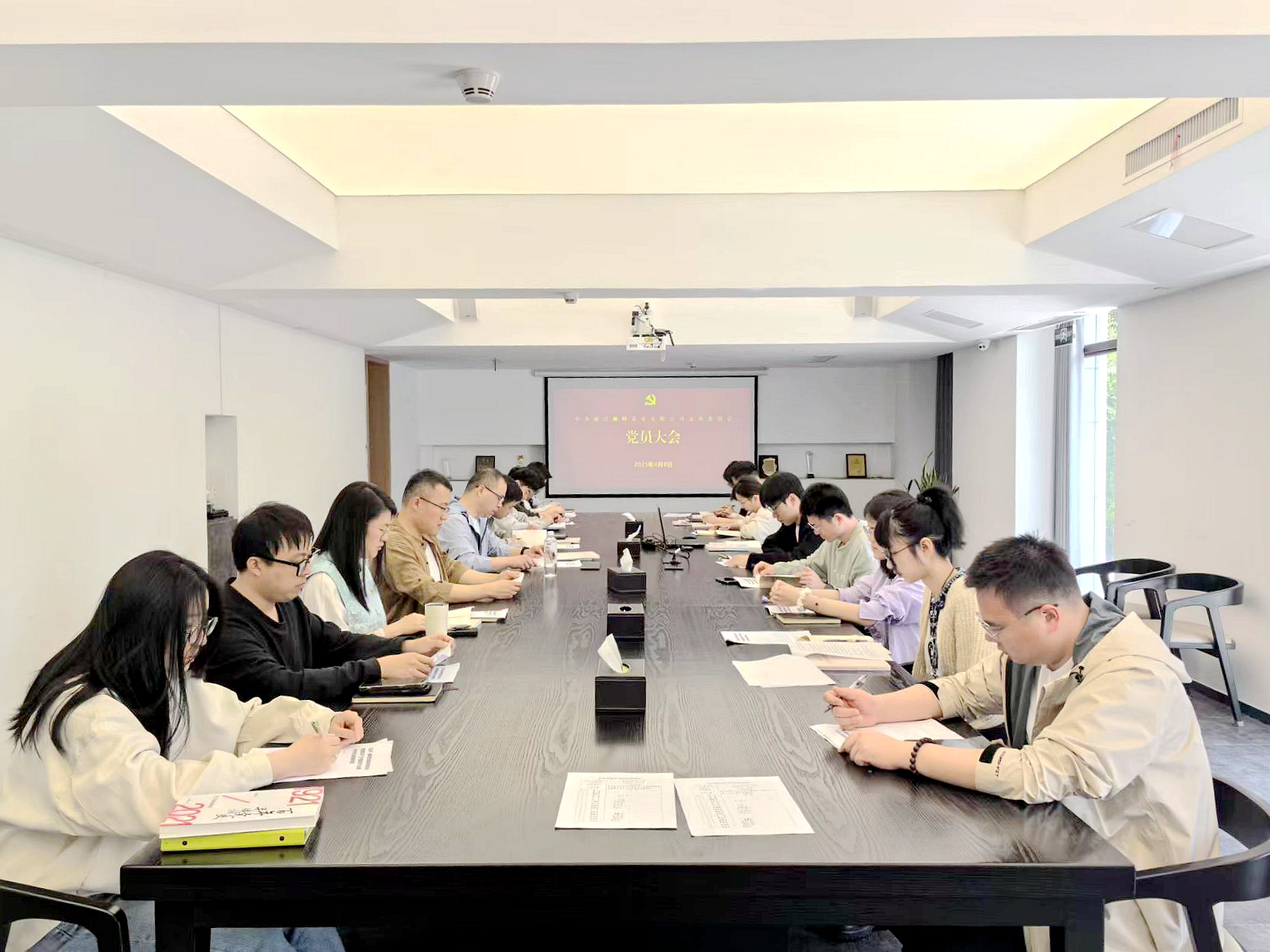 狮峰茶业党支部开展深入贯彻中央八项规定精神学习研讨会 狮峰茶业党支部开展深入贯彻中央八项规定精神学习研讨会